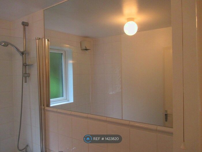 1 Bedroom Flat To Rent In Courtlands Close, Watford, WD24