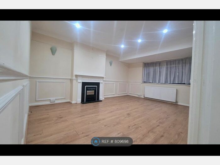 2 Bedroom Maisonette To Rent In Westmere Drive, London, NW7