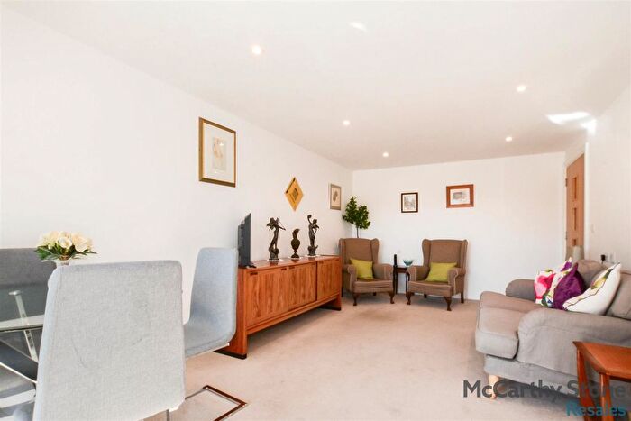2 Bedroom Flat For Sale In Studio Way, Borehamwood, WD6