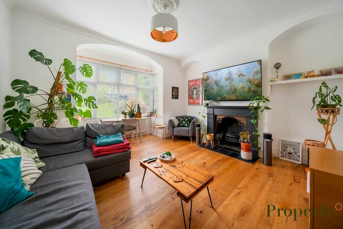 2 Bedroom Flat To Rent In Ashurst Gardens, Tulse Hill, London, SW2