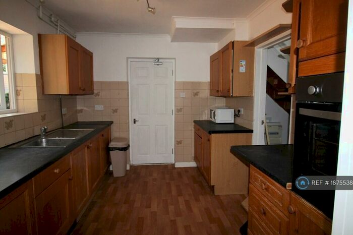 6 Bedroom Semi-Detached House To Rent In Maple Grove, Guildford, GU1