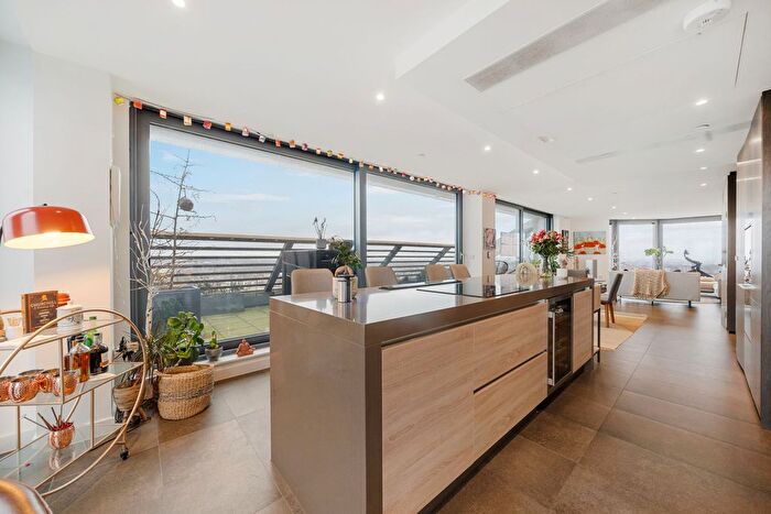 3 Bedroom Flat To Rent In Chronicle Tower, B City Road. London, EC1V