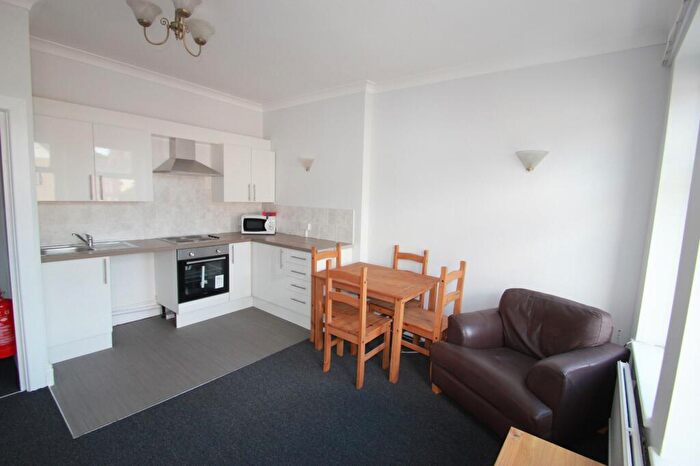 2 Bedroom Flat To Rent In Dogfield Street, Cardiff, CF24