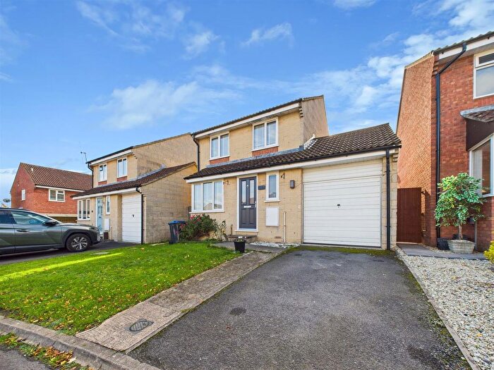 3 Bedroom Detached House For Sale In Hawkins Close, Chippenham, SN15