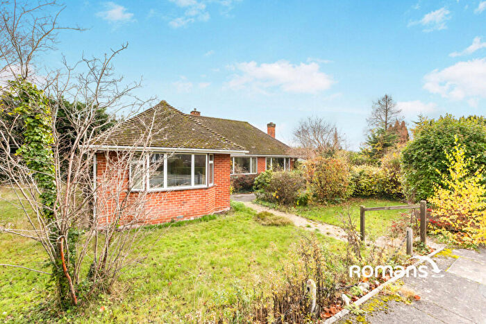 3 Bedroom Bungalow To Rent In Knowle Close, Caversham, Reading, RG4