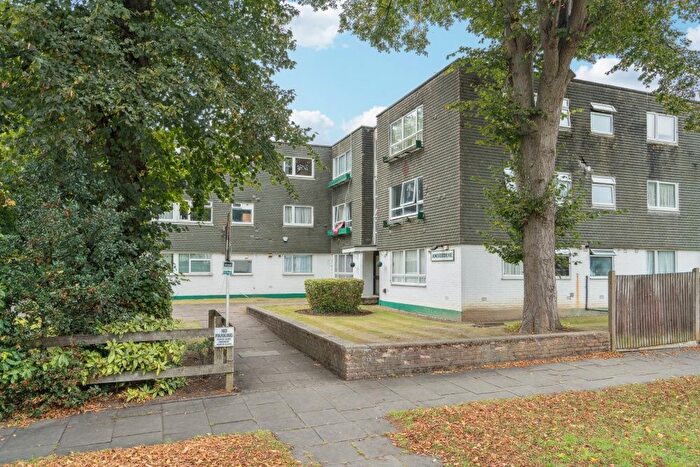 3 Bedroom Flat To Rent In Uxbridge Road, Stanmore, HA7
