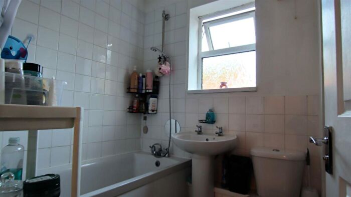 2 Bedroom Flat To Rent In Appleshaw Court, Reading, RG31