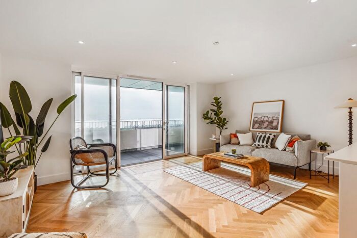 2 Bedroom Flat For Sale In Kingsway, Hove, BN3
