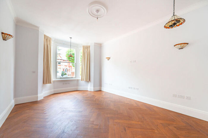 3 Bedroom Flat For Sale In Walm Lane, Mapesbury Estate, London, NW2