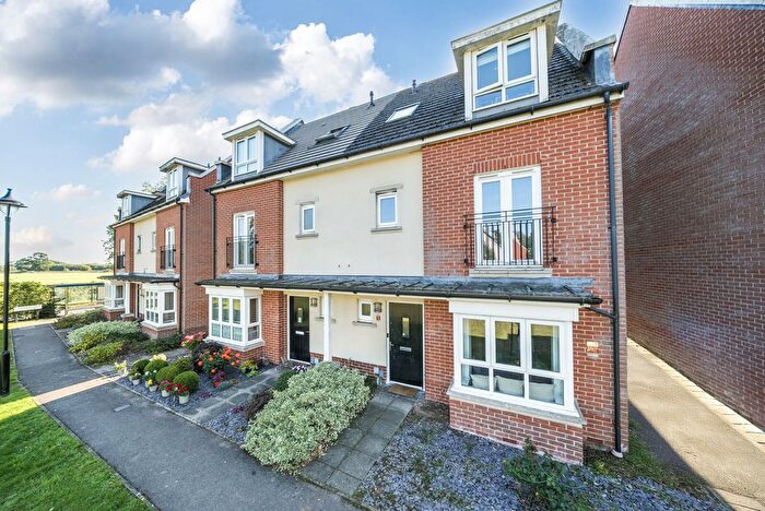 4 Bedroom Semi-detached House For Sale In Henage Lane, Woking, GU22