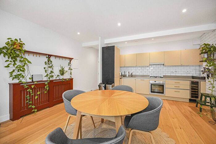 3 Bedroom Flat To Rent In Holloway Road, Islington, N7