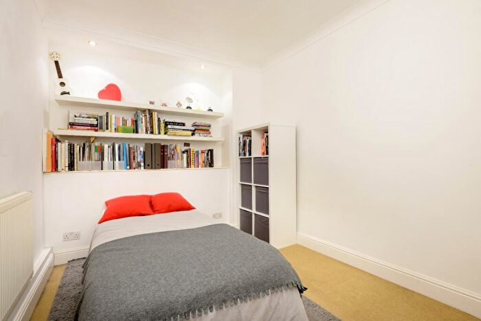 1 Bedroom Flat For Sale In Colleton Drive, Twyford, Reading, Berkshire, RG10