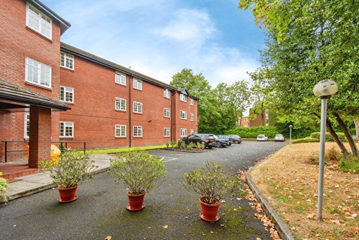2 Bedroom Flat For Sale In Kennerley Road, Stockport, Greater Manchester, SK2