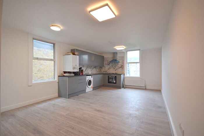 3 Bedroom Flat To Rent In Parklands Road, London, SW16