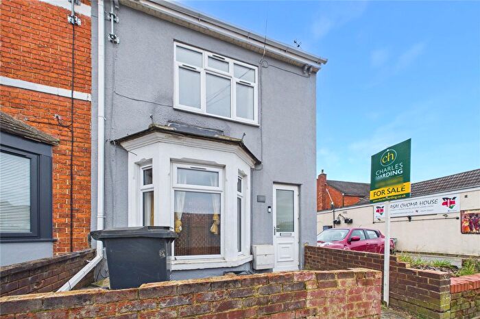 3 Bedroom End Of Terrace House For Sale In Ferndale Road, Gorse Hill, Swindon, SN2