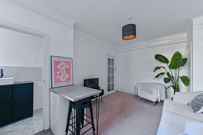 1 Bedroom Flat For Sale In Balham High Road, Balham, London, SW17