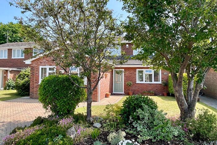 4 Bedroom Detached House For Sale In Firglen Drive, Yateley, GU46