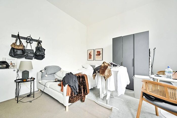Studio To Rent In Barons Court, Barons Court, London, W14