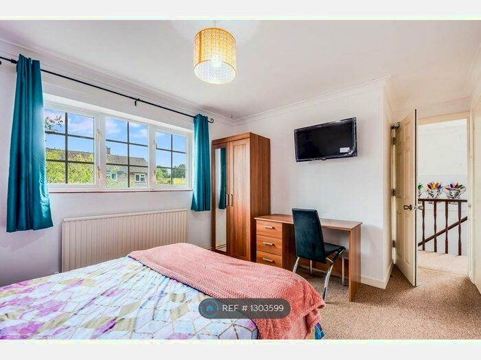 5 Bedroom Semi-Detached House To Rent In Blackwell Avenue, Guildford GU2