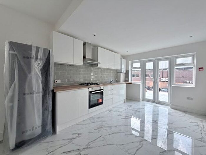 3 Bedroom Flat To Rent In Gambole Road, SW17