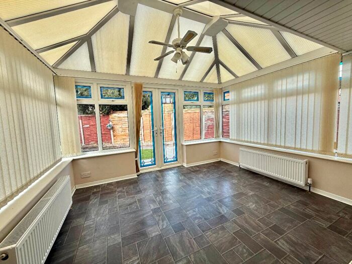 2 Bedroom Bungalow For Sale In Ashleigh Close, Canvey Island, SS8