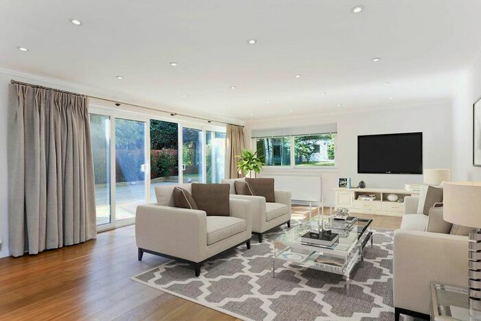 4 Bedroom Detached House To Rent In Lynne Walk, Esher, KT10