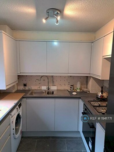 2 Bedroom Flat To Rent In Homefield Park, Sutton, SM1