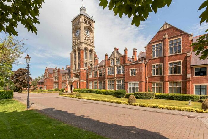 3 Bedroom Flat To Rent In Royal Connaught Drive, Bushey, WD23