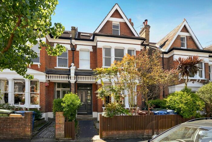 2 Bedroom Flat To Rent In Wyneham Road, London, SE24
