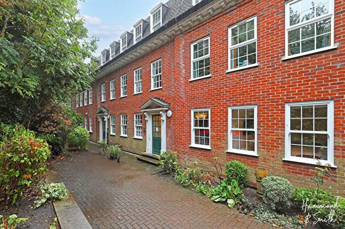 2 Bedroom Flat To Rent In Palmers Hill, Spriggs Court Palmers Hill, CM16