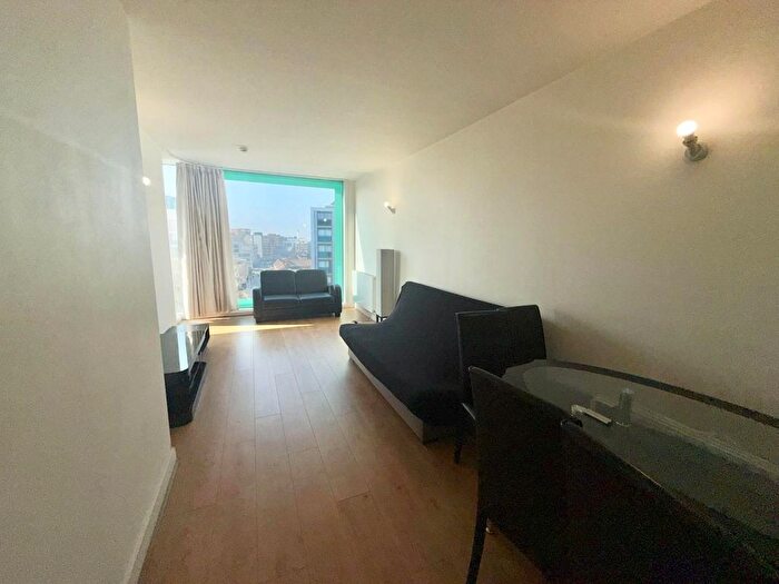 1 Bedroom Flat For Sale In Vantage Building, Station Approach, Hayes, UB3