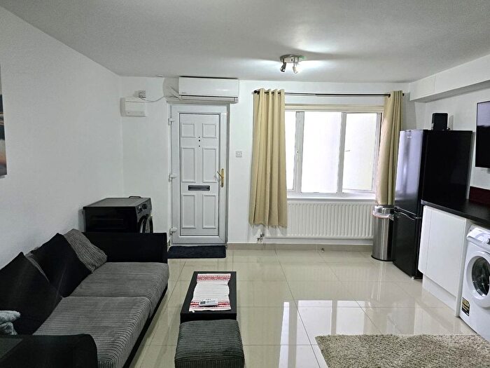 1 Bedroom Flat To Rent In Copperfield, Chigwell, IG7