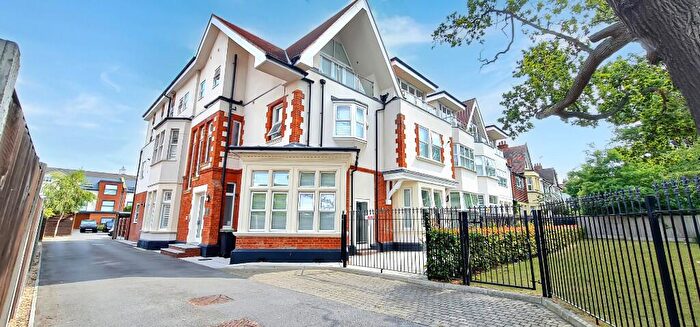 2 Bedroom Flat For Sale In Chalkwell Hall Estate, Essex, SS0