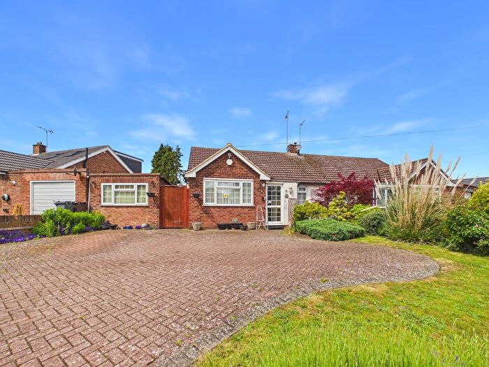 3 Bedroom Bungalow For Sale In Oak Way, Feltham, Middlesex, TW14