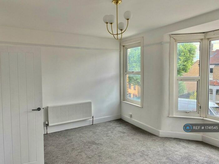 1 Bedroom Flat To Rent In Chestnut Rise, London, SE18