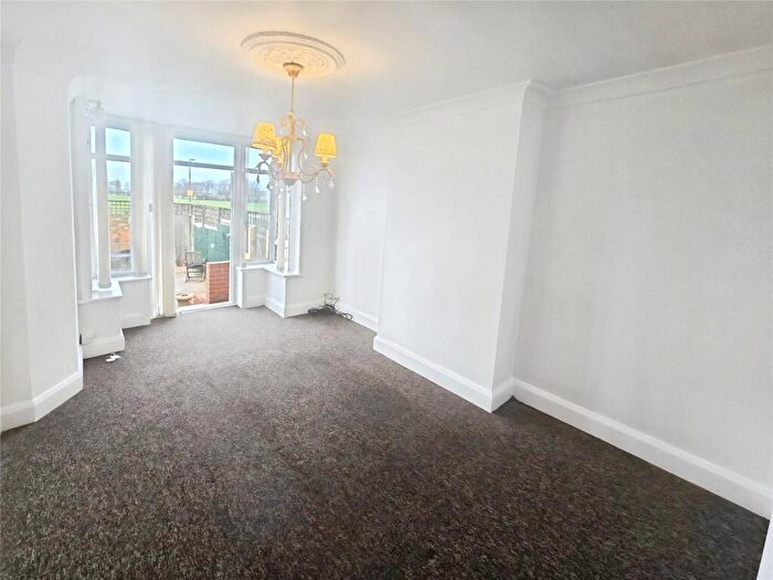 2 Bedroom Flat To Rent In Northern Parade, Portsmouth, Hampshire, PO2