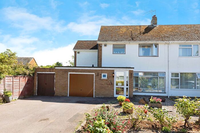 3 Bedroom Semi-Detached House For Sale In Barley Close, Bloxham, Banbury, OX15