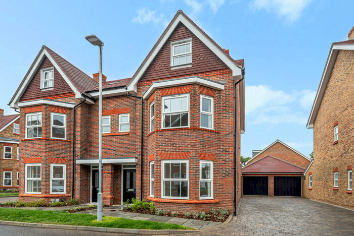 4 Bedroom House To Rent In Albright Gardens, Walton-On-Thames, KT12