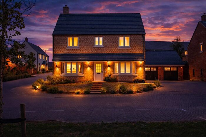 4 Bedroom Detached House For Sale In Leigh Woods Place, Silsoe, MK45