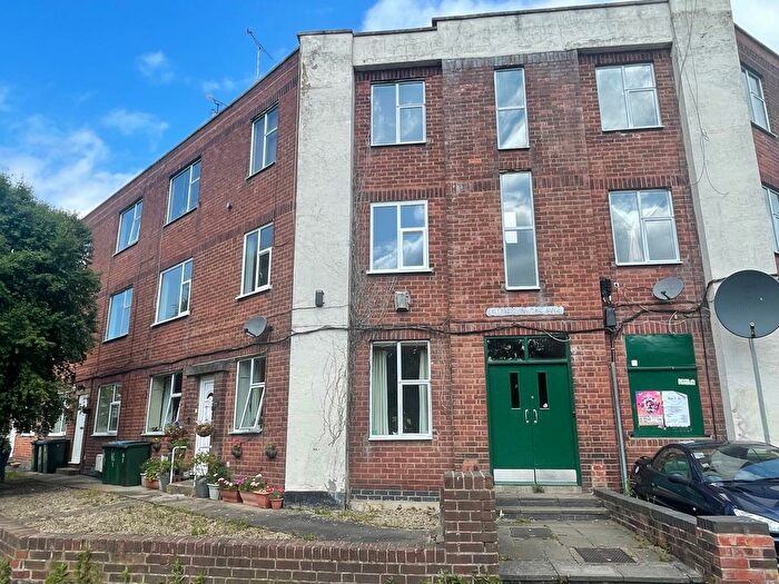 2 Bedroom Flat To Rent In Quinton Parade, Cheylesmore, Coventry, CV3