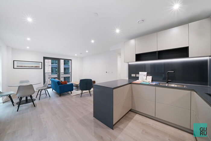 2 Bedroom Apartment To Rent In Hawker House, Woodberry Downs, N4