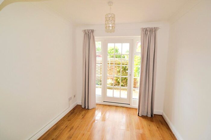 1 Bedroom Ground Maisonette To Rent In High Street, Bagshot, GU19