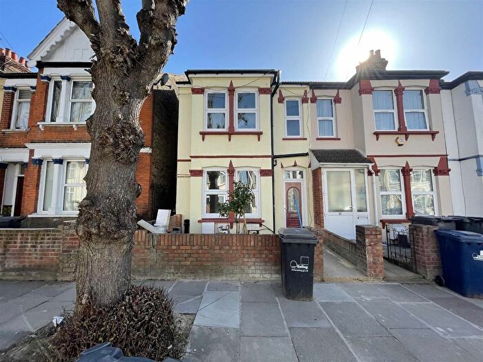 3 Bedroom Flat To Rent In Abbotts Road, Southall, UB1