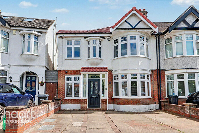 4 Bedroom End Of Terrace House For Sale In Bawdsey Avenue, Newbury Park, IG2
