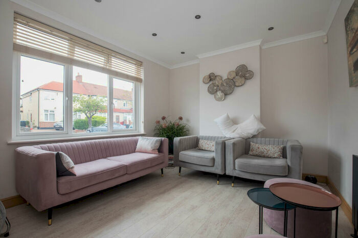 3 Bedroom Semi-Detached House To Rent In New Malden, KT3