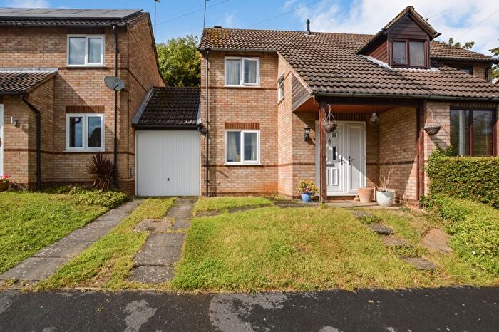 3 Bedroom Semi-detached House For Sale In Ash Close, Uppingham, LE15