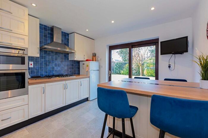 4 Bedroom Detached House For Sale In Palmerston Avenue, Langley, SL3