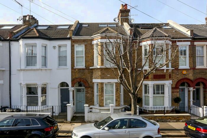 3 Bedroom Flat To Rent In Weiss Road, London, SW15