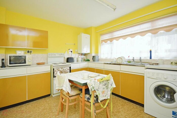 2 Bedroom Flat For Sale In Luton Avenue, Broadstairs, CT10