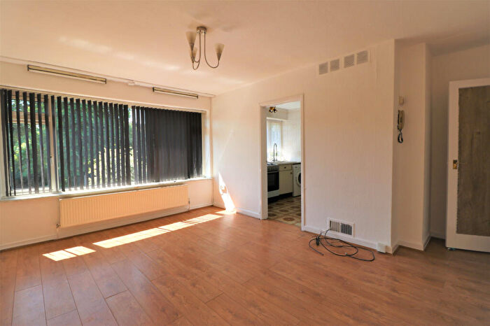 2 Bedroom Flat To Rent In Margaret Way, Redbridge, Essex, IG4